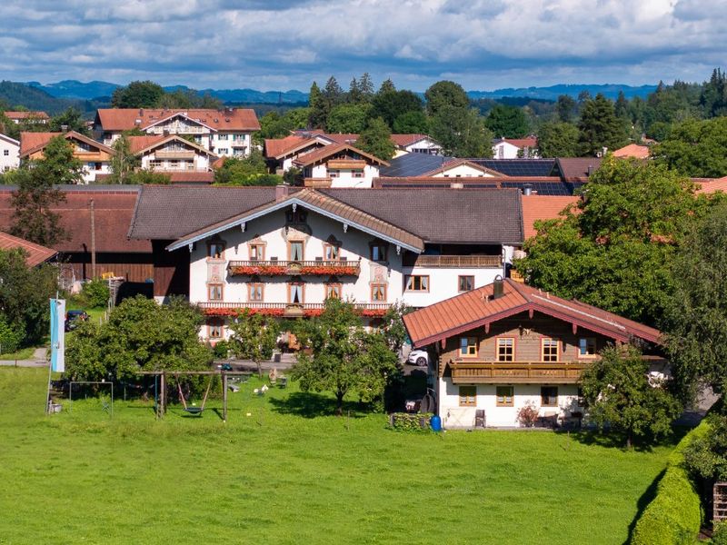 Dampfhof in Bergen. Im Vordergrund das Gästehaus im Hintergrund der Bauernhof. Dampfhof in Bergen. Im Vordergrund das Gästehaus im Hintergrund der Bauernhof.