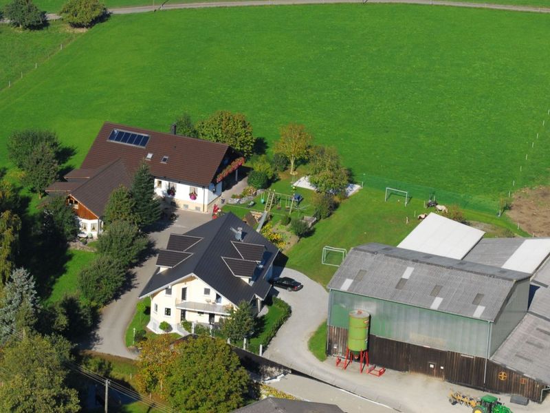 Unser Hof mit Stallgebäude Unser Hof mit Stallgebäude