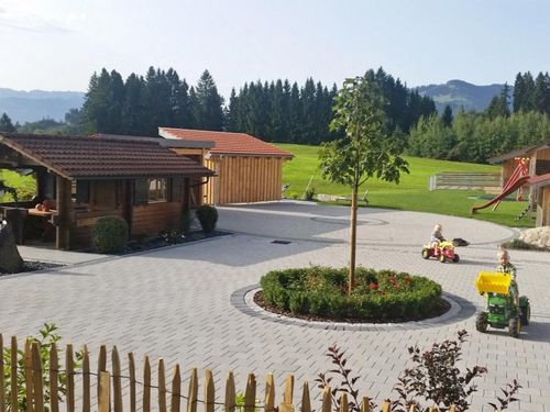 Hier können Ihre Kinder mit unserem Kinderfuhrpark fahren