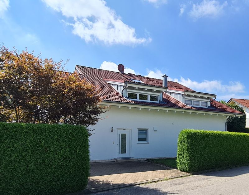 Eingang mit Stellplatz Eingang mit Stellplatz
