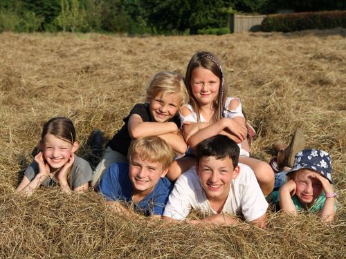 Kinder im Heu Kinder im Heu