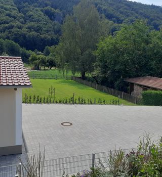 Seitlicher Blick vom Balkon zum Fahrradweg
