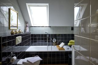 Das gemeinsame Badezimmer für beide Doppelzimmer im Haus Tourneur in Lippetal