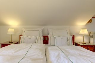 Bett mit durchgehend