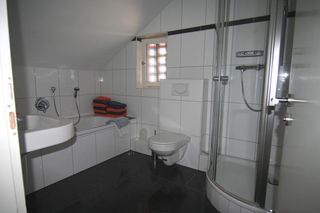 Das Badezimmer mit Dusche und Badewanne