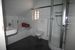 Das Badezimmer mit Dusche und Badewanne