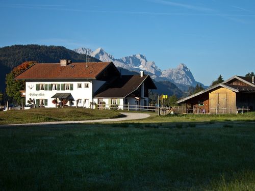 Haus mit Zugspitzmassiv Haus mit Zugspitzmassiv
