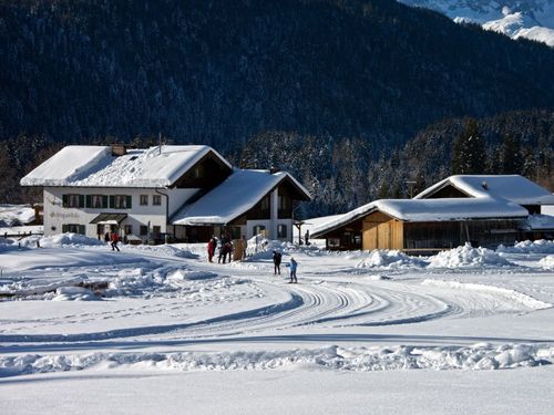 Winter mit Loipe vor der Haustür Winter mit Loipe vor der Haustür