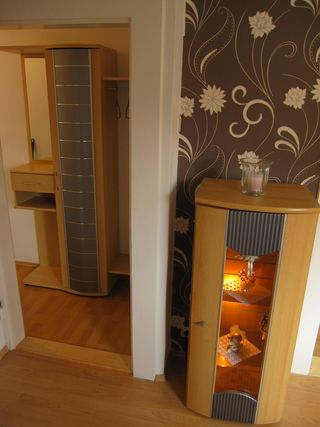 Wohnzimmer mit Blick zur Garderobe