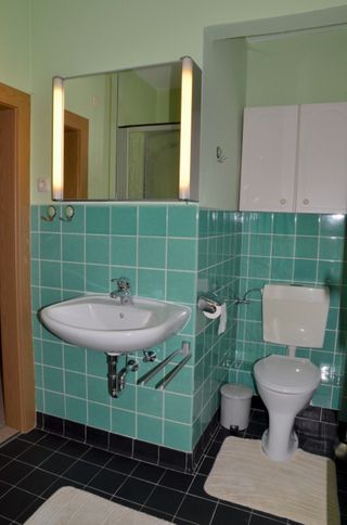 Badezimmer mit WC und Waschbecken