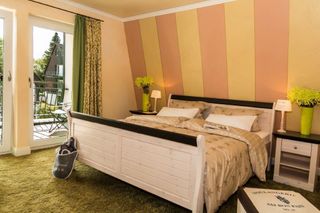 Schlafzimmer mit Doppelbett