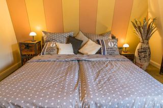 Schlafzimmer mit Doppelbett