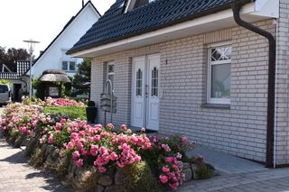Repräsentativer Haupteingang mit Friesenwall