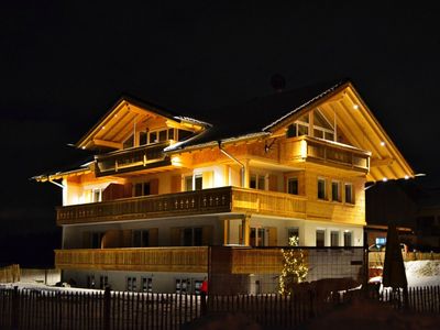 Hausansicht bei Nacht im Winter