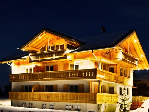 Hausansicht bei Nacht Hausansicht bei Nacht