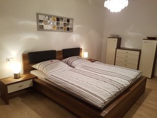 Schlafzimmer mit Doppelbett