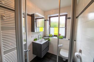 Bad mit Dusche/WC, Fenster
