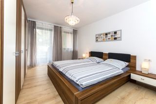 Schlafzimmer mit Doppelbett
