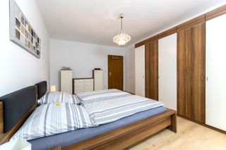 Schlafzimmer mit viel Stauraum