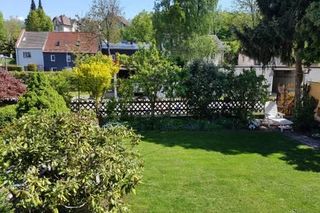Blick vom Balkon in den Garten