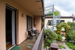 Balkon mit Sitzgelegenheit