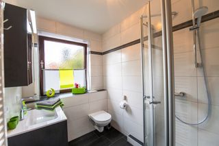 Bad mit Dusche/WC/Handtüchern