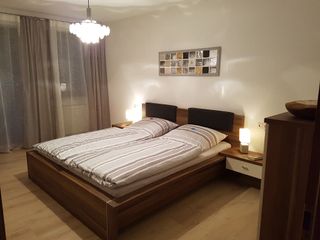 Schlafzimmer mit Doppelbett