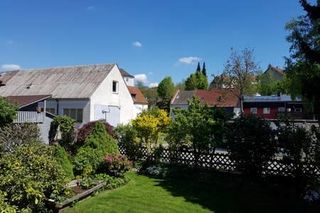 Blick vom Balkon in den Garten
