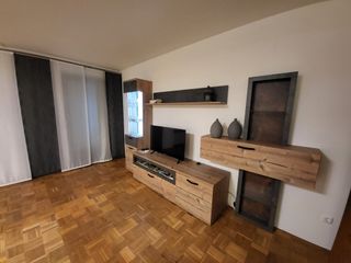 Wohnzimmer mit Zugang zum Balkon
