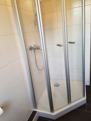 Dusche im Badezimmer