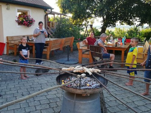 Stockbrot backen im Hof
