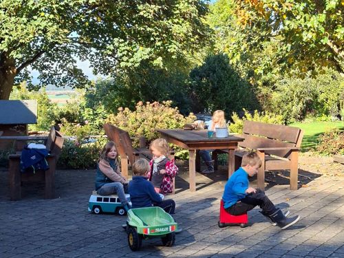 Spielen im Hof