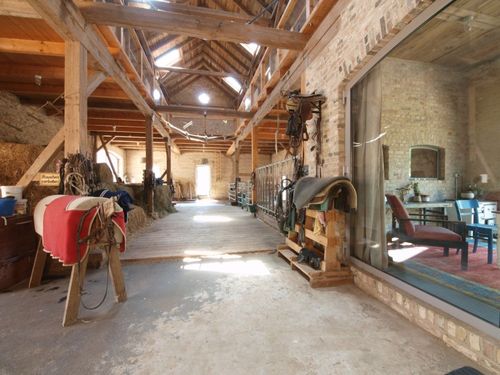Stallgasse mit Schwalbennest