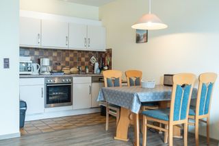 Wohnzimmer mit offener Küche und Essecke