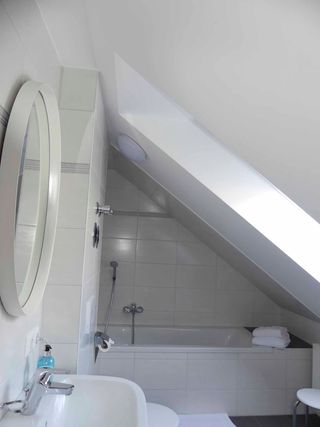 Bad mit Wanne, WC