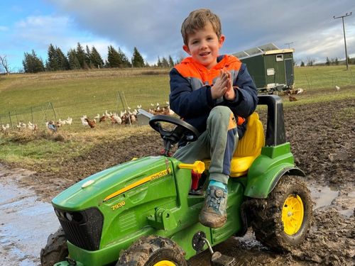Kind auf dem Trettraktor Kind auf dem Trettraktor