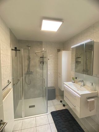 Das Badezimmer moderner Dusche und großem Waschtisch