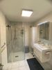 Das Badezimmer moderner Dusche und großem Waschtisch