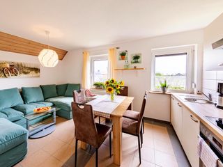 Fewo Gartenblick: Wohnraum mit Küche