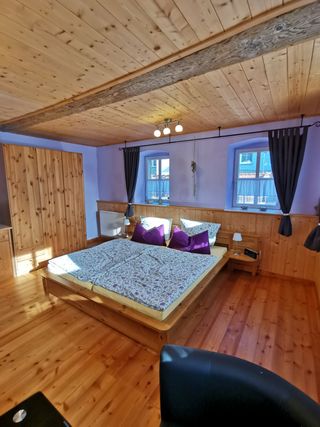 Doppelbett und Schränke der Ferienwohnung