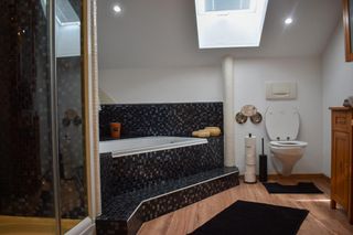 Dusche und Badewanne