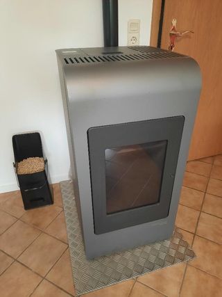 Pelletofen im Wohnzi