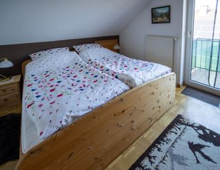 Wohliges Doppelbett im Schlafzimmer