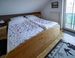 Wohliges Doppelbett im Schlafzimmer