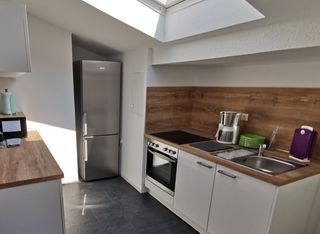 moderne Küche mit großem Kühlschrank