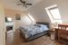 Zimmer 1, Schlafzimmer mit Schreibtisch, Kleiderschrank und Deckenlüfter