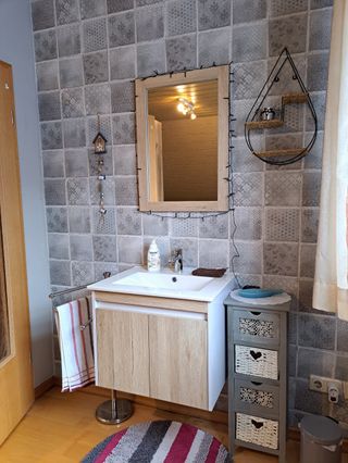 Waschbecken angrenzend an Schlafzimmer