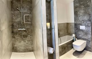 Dusche und Badewanne