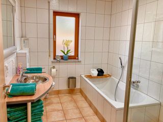 das helle Tageslichtbad mit WC, Dusche und Badewanne