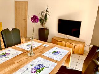 den großen 46 Zoll TV kann man dank flexibler Wandmontage leicht ausrichten